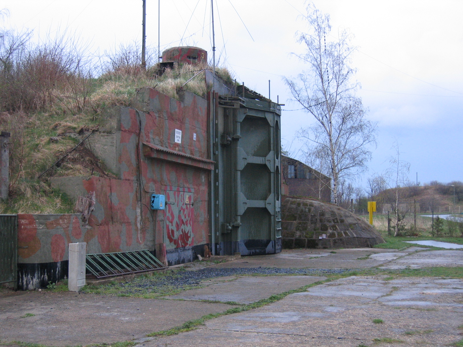 Bunker Grossenhain, Granit, von Außen